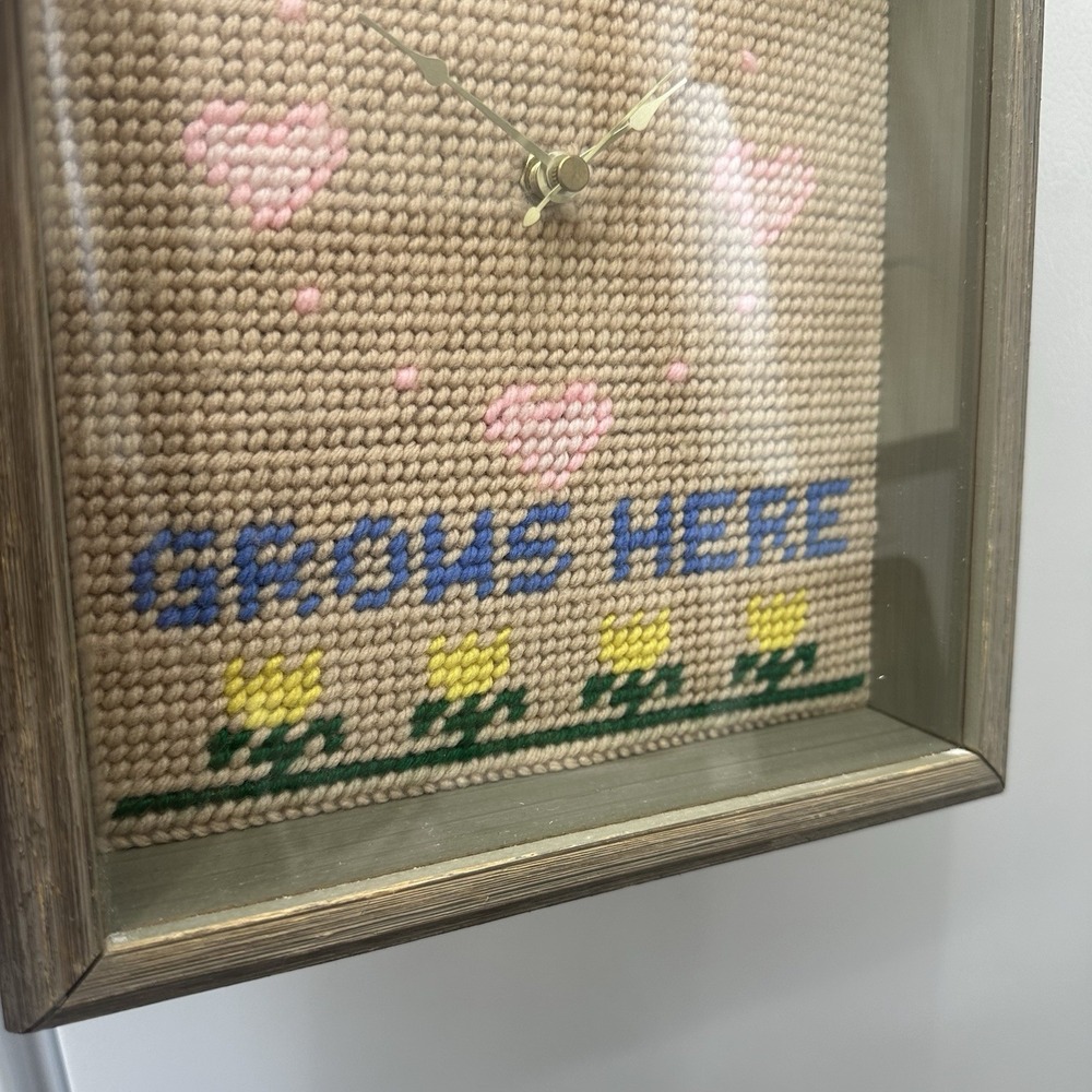 Vintage handmade "Love Grows Here" Framed Needlepoint Clock Plastic Canvas - Picture 4 of 12